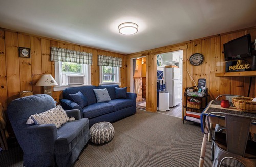 Belgrade Cottage | Cozy Lakefront Cottage