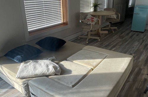 Delton Cottage | Cozy lakefront cottage.