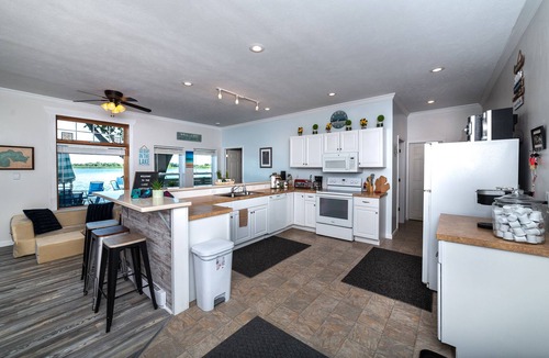 Delton Cottage | Cozy lakefront cottage.