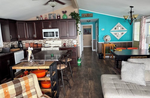 Lowbanks Villa | Cozy Lakefront Escape | Records, Board Games & Firepit