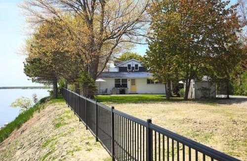 Lowbanks Villa | Cozy Lakefront Escape | Records, Board Games & Firepit