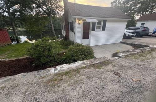 Charlton Cottage | Cozy Lakefront Escape — Private and Relaxing with Scenic Views