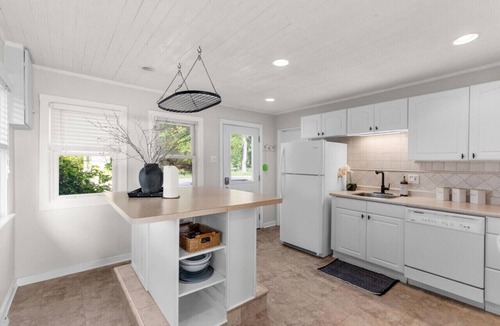 Leamington House | Cozy Lakefront Getaway with Firepit & Air-Doctor System