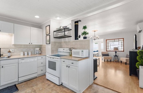 Leamington House | Cozy Lakefront Getaway with Firepit & Air-Doctor System