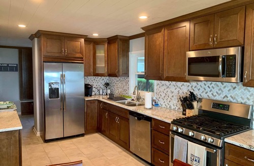 Colon House | Cozy Lakefront Getaway