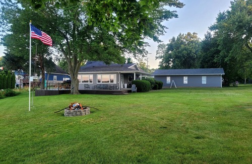Colon House | Cozy Lakefront Getaway