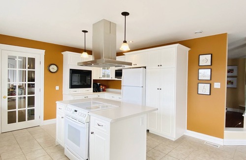 Bedford House | Cozy Lakefront House in Bedford
