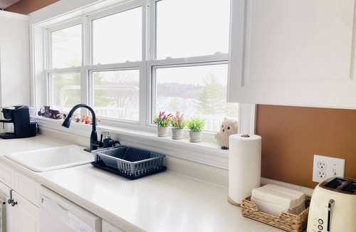 Bedford House | Cozy Lakefront House in Bedford