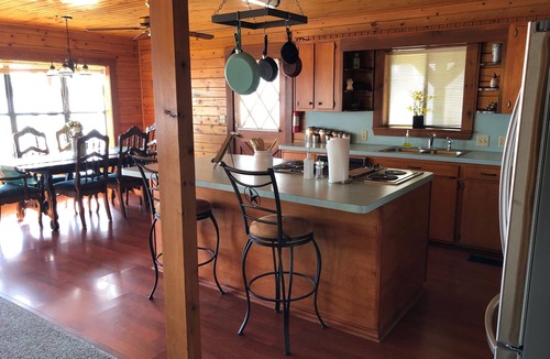 Murchison House | Cozy Lakefront log home on Callender Lake.