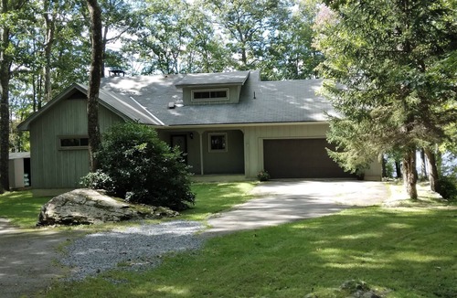 Hawley House | Cozy Lakefront Poconos Retreat In A Private Community