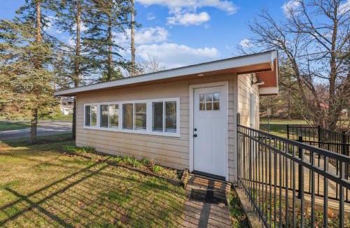 Kalamazoo House | Cozy Lakefront Studio On Long Lake