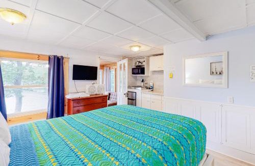 Windham Hotel | Cozy Lakefront Suite