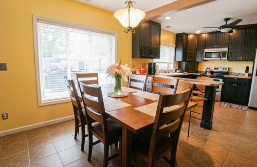 Monticello House | Cozy Lakeside 3 Bedroom House with Boat Dock