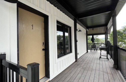 Penetanguishene House | Cozy Lakeside Cabin with Private Balcony.