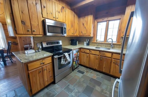 Athens Cabin | Cozy Lakeside Cabin - Family Friendly!