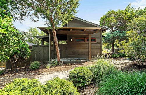 Spicewood Cabin | Cozy Lakeside Cabin | Pickleball | BBQ | Firepit