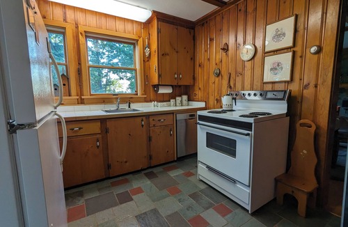 Isle La Motte House | Cozy lakeside cottage.