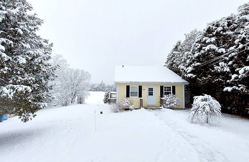 Clifton Royal Cottage | Cozy Lakeside Cottage - Saint John