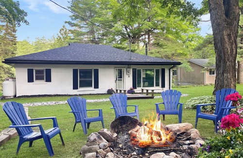 Coboconk Cottage | Cozy Lakeside Cottage