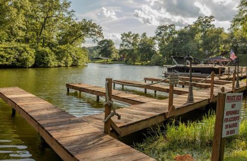 Mid America House | Cozy Lakeside Escape near Hot Springs