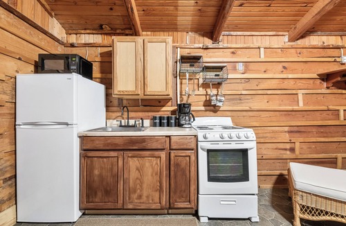 Madill Hotel | Cozy Lakeside Getaway- Double-Room Suite By The Lake- Texoma Shores Resort