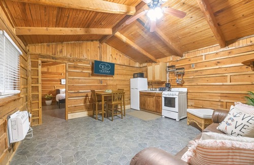 Madill Hotel | Cozy Lakeside Getaway- Double-Room Suite By The Lake- Texoma Shores Resort