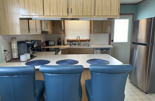 Homer House | Cozy Lakeside Retreat - New HOT TUB, Pedal Boat & Kayaks!