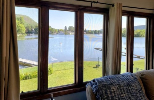 Homer House | Cozy Lakeside Retreat - New HOT TUB, Pedal Boat & Kayaks!