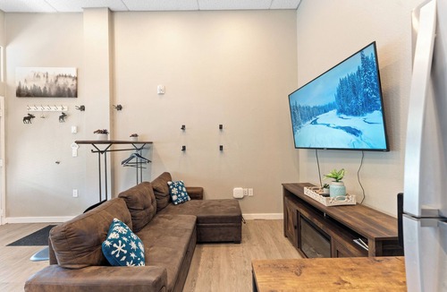Lakeside Village Condo | Cozy Lakeside Studio – Pool Access & Minutes from the Slopes!