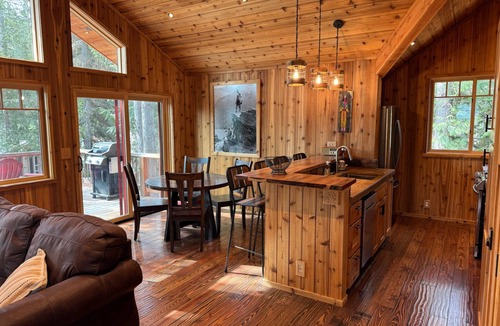 Priest River Cabin | Cozy Lakeside Winter Cabin, Pet Friendly, Cedar Hot Tub with Moonrise Views