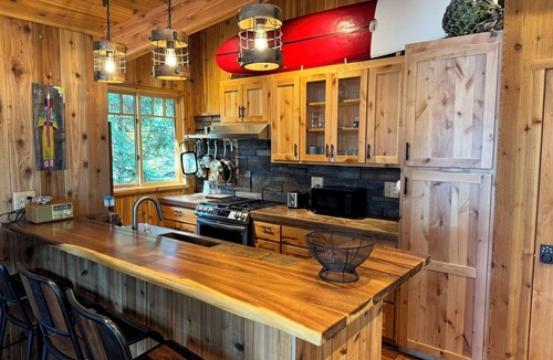 Priest River Cabin | Cozy Lakeside Winter Cabin, Pet Friendly, Cedar Hot Tub with Moonrise Views