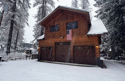 Priest River Cabin | Cozy Lakeside Winter Cabin, Pet Friendly, Cedar Hot Tub with Moonrise Views