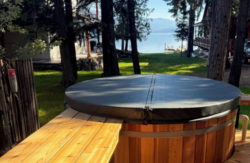 Priest River Cabin | Cozy Lakeside Winter Cabin, Pet Friendly, Cedar Hot Tub with Moonrise Views