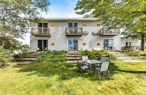 Lake City Apartment | Cozy Lakeview suite with Kitchenette