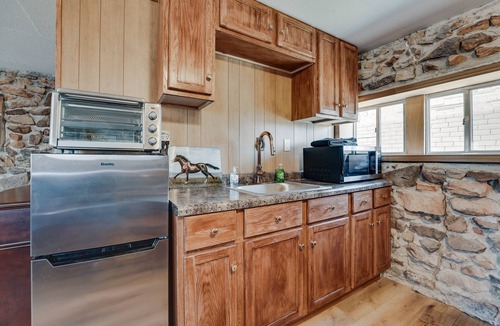 Barton County Apartment | Cozy Lamar Vacation Rental w/Creek & Pond Access!
