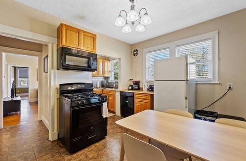 South Medford House | Cozy Large House close to TUFTS/Harvard/MIT 4BR