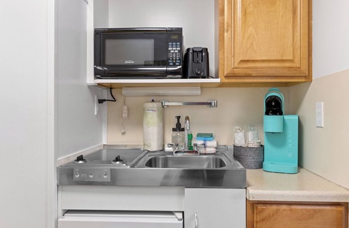 West Yellowstone Hotel | Cozy Lazy Duck Inn #15 features a King bed and kitchenette, just 1 min from Yellowstone.