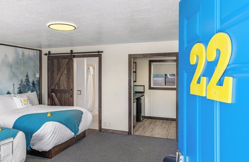 West Yellowstone Hotel | Cozy Lazy Duck Inn #22: 1 min to Yellowstone, 2 full beds, kitchen, sleeps 4!