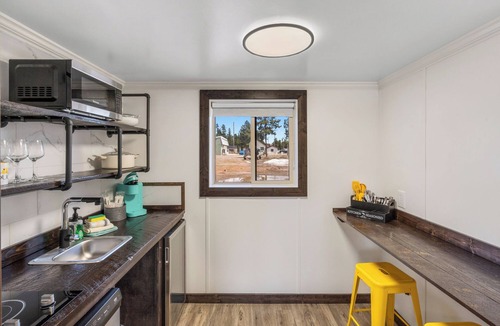 West Yellowstone Hotel | Cozy Lazy Duck Inn #22: 1 min to Yellowstone, 2 full beds, kitchen, sleeps 4!