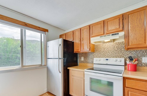 Lincoln Condo | Cozy Lincoln Condo w/ Seasonal Pool Access!