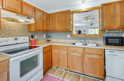 Lincoln Condo | Cozy Lincoln Condo w/ Seasonal Pool Access!