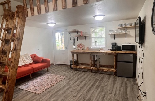 Williamsville Cabin | Cozy little cabin for two or you can bring the whole crew