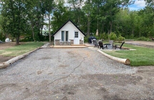 Campbellford Apartment | Cozy little cottage with big memories