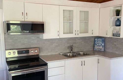 Wainfleet Cottage | Cozy Little Cottage on Long Beach