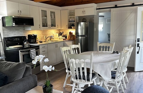 Wainfleet Cottage | Cozy Little Cottage on Long Beach