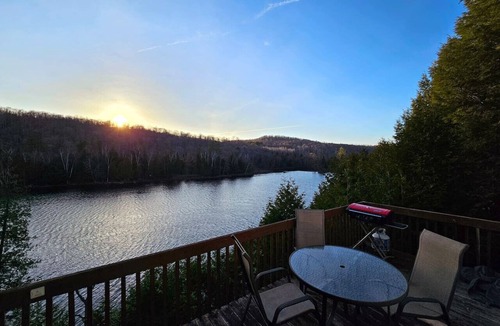 Namur Ski Chalet | Cozy Little Lakefront Cottage with Outdoor Patio