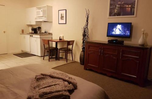 Downtown Gatineau Apartment | Cozy Little Studio #16 by Amazing Property Rentals