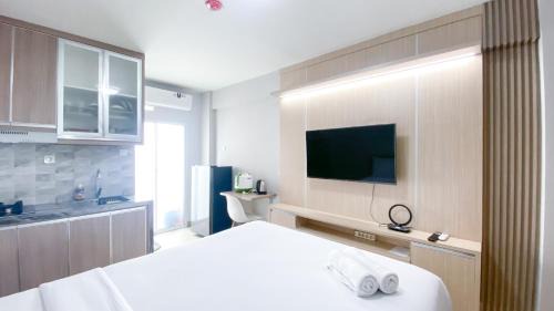 Depok Apartment | Cozy Living and Homey Studio Room Cinere Resort Apartment By Travelio