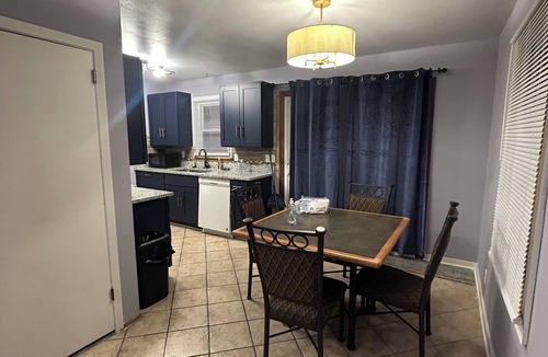 Gladstone House | Cozy living in Gladstone!