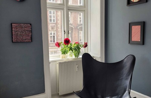 København V Condo | Cozy living room, spacious kitchen apartment, renovated bathroom - central cph.